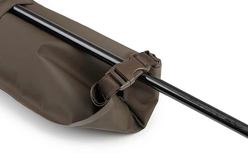 ccc062_fox_welded_carpmaster_standard_stink_bag_closed_with_landing_net_pole_1jpg